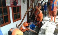 Petugas Sedot Air dari Rumah Warga Jati Padang yang Kebanjiran