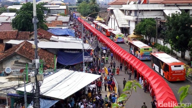 Before-After Jalan Depan Stasiun Tanah Abang yang Ditata Anies