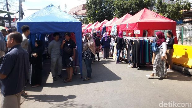 Tenda PKL Tanah Abang Mulai Berhadapan