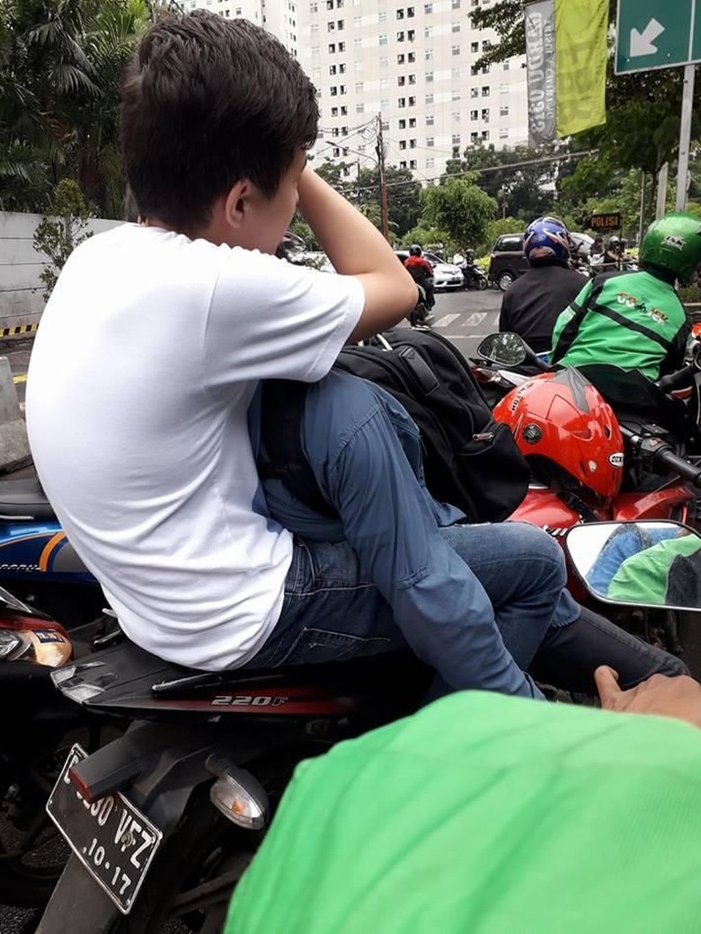 Viral Perempuan Tegur 2 Pria yang Bermesraan di Tengah Jalan