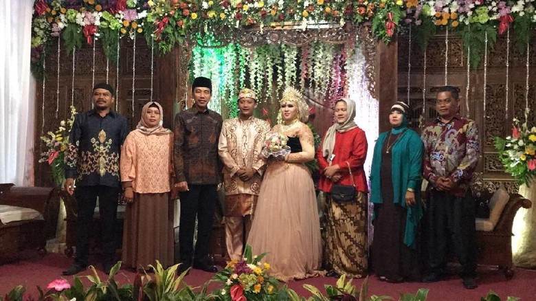 Gang Sempit yang Ditempuh Jokowi ke Pernikahan Anak Pawang Rusa