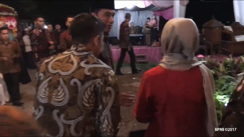 Gang Sempit yang Ditempuh Jokowi ke Pernikahan Anak Pawang Rusa