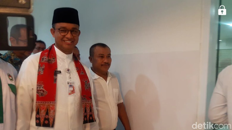 Masih Ada Warga Bersantai di Rumput Monas, Ini Tanggapan Anies