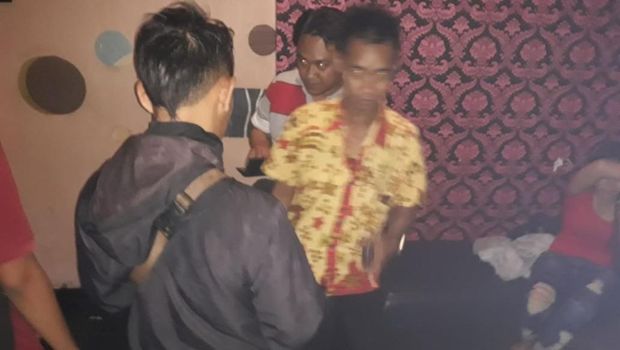 Terjepret Kamera Saat Razia, Wajah Pemandu Lagu Ini Seperti Hantu