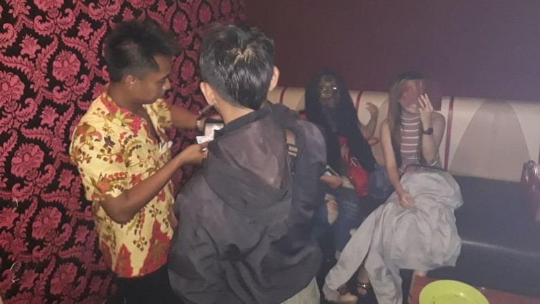 koq-jadi-mirip-hantu-wajah-pemandu-karaoke-terjepret-kamera-saat-razia