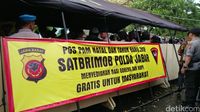 Sambut Tahun Baru, Polisi Bagikan Nasgor dan Kopi di Bandung