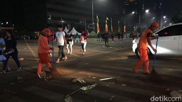 Perayaan Tahun Baru Selesai, Sampah Berserakan di Sekitar Monas