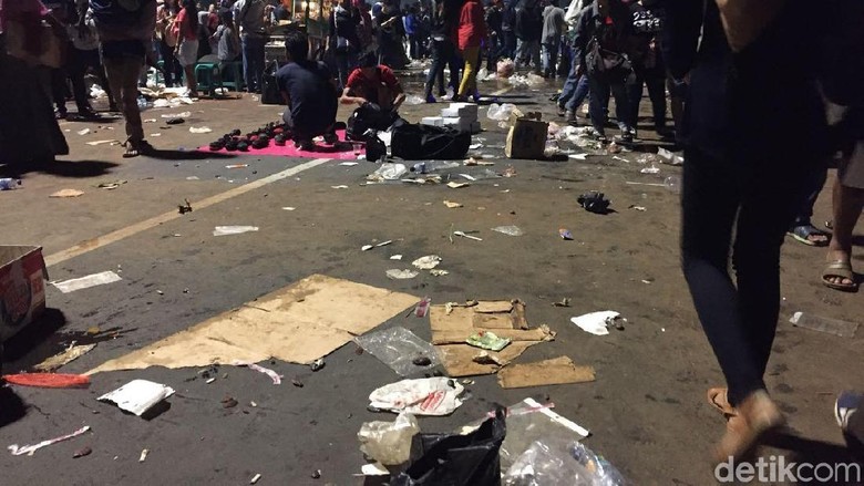 Perayaan Tahun Baru Selesai, Sampah Berserakan di Sekitar Monas