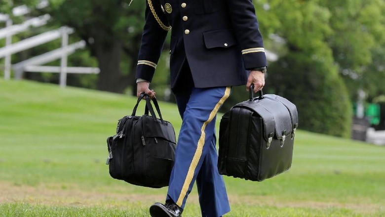 Nuclear Football "Tombol" Nuklir yang di bawa-bawa Presiden Amerika Serikat