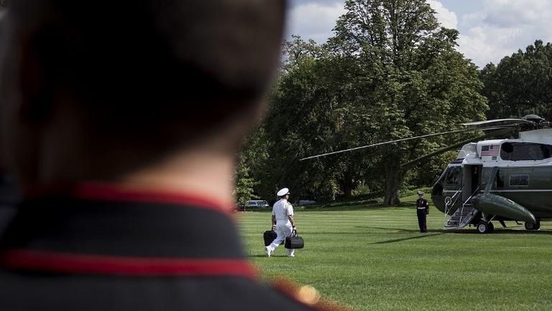 Nuclear Football &quot;Tombol&quot; Nuklir yang di bawa-bawa Presiden Amerika Serikat