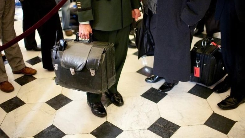 Nuclear Football &quot;Tombol&quot; Nuklir yang di bawa-bawa Presiden Amerika Serikat