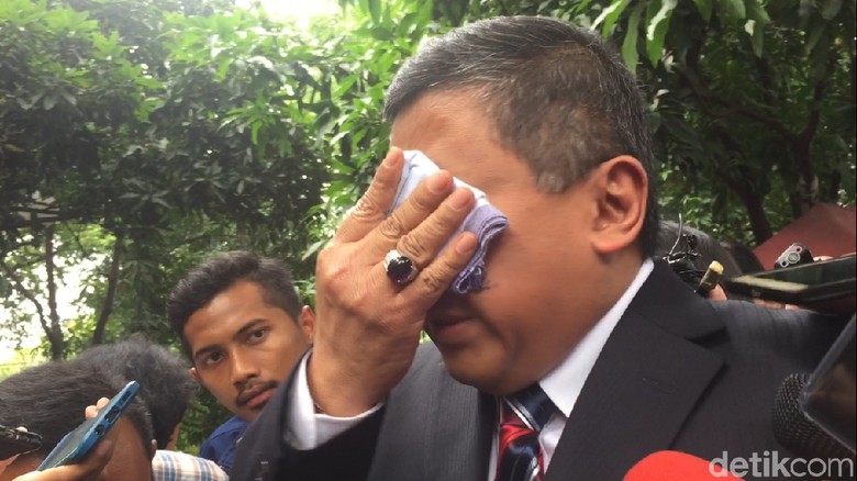 Foto: Tangis Pecah Sekjen PDIP Saat Bicara Mundurnya Azwar Anas