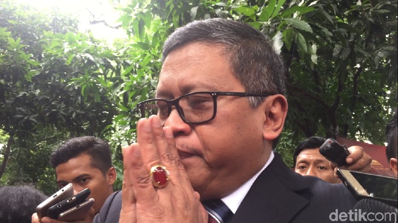 Foto: Tangis Pecah Sekjen PDIP Saat Bicara Mundurnya Azwar Anas