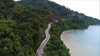 Aihh! Cantiknya Jalan Trans Papua Meliuk-liuk di Tepi Pantai