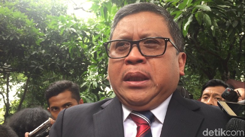 Foto: Tangis Pecah Sekjen PDIP Saat Bicara Mundurnya Azwar Anas