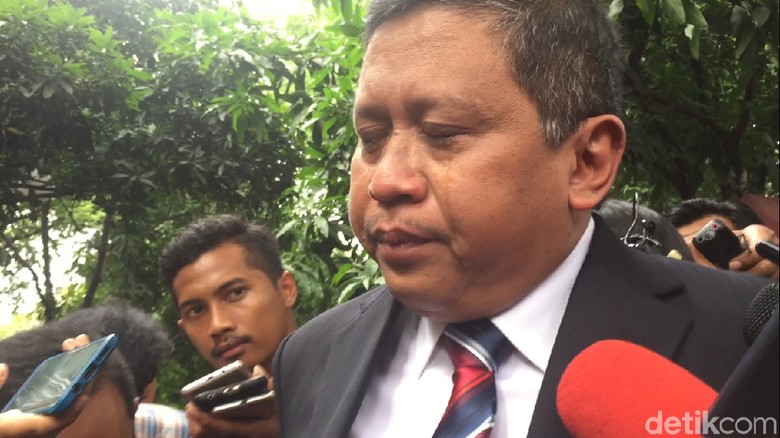 Foto: Tangis Pecah Sekjen PDIP Saat Bicara Mundurnya Azwar Anas