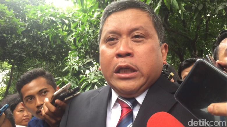 Foto: Tangis Pecah Sekjen PDIP Saat Bicara Mundurnya Azwar Anas