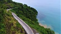 Aihh! Cantiknya Jalan Trans Papua Meliuk-liuk di Tepi Pantai