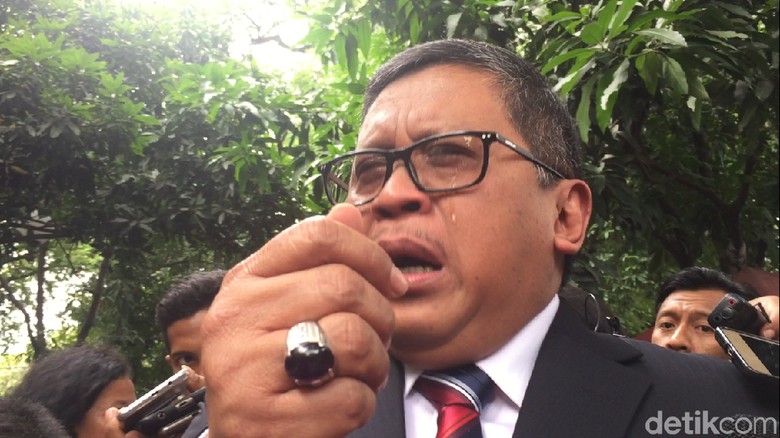 Foto: Tangis Pecah Sekjen PDIP Saat Bicara Mundurnya Azwar Anas