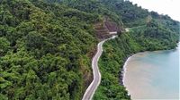 Aihh! Cantiknya Jalan Trans Papua Meliuk-liuk di Tepi Pantai