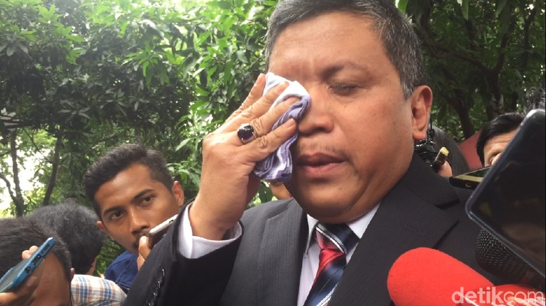 Foto: Tangis Pecah Sekjen PDIP Saat Bicara Mundurnya Azwar Anas