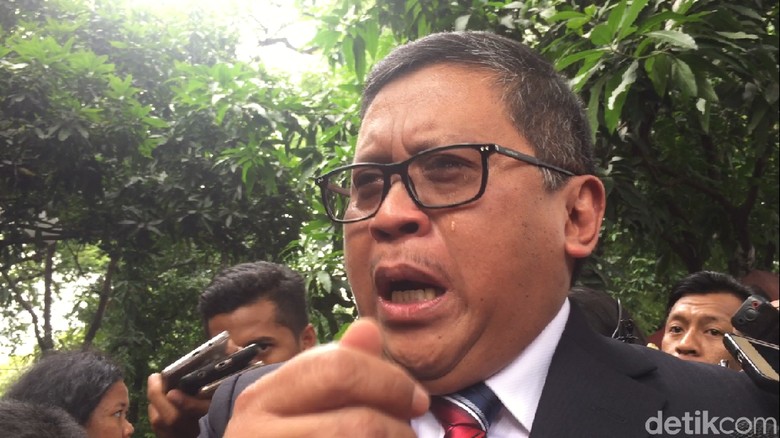 Foto: Tangis Pecah Sekjen PDIP Saat Bicara Mundurnya Azwar Anas