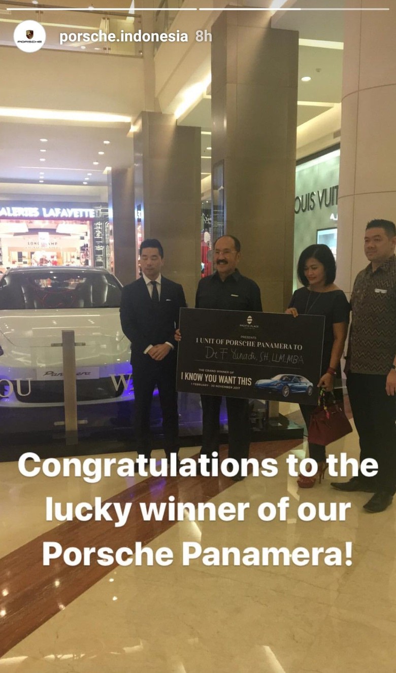 Mewah! Fredrich Yunadi Menang Undian Berhadiah Porsche Panamera
