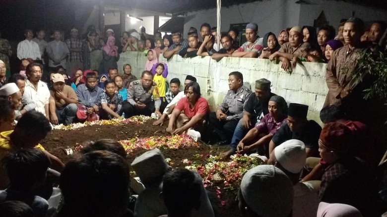 jenazah-3-anak-yang-diajak-ibunya-bunuh-diri-dimakamkan-berdekatan