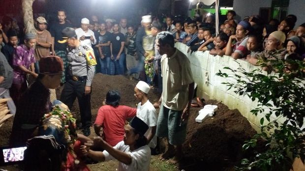 Jenazah 3 Anak yang Diajak Ibunya Bunuh Diri Dimakamkan Berdekatan