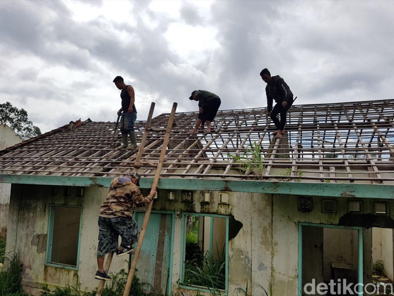 warga-sukabumi-polisikan-sekelompok-penjarah-atap-rumah