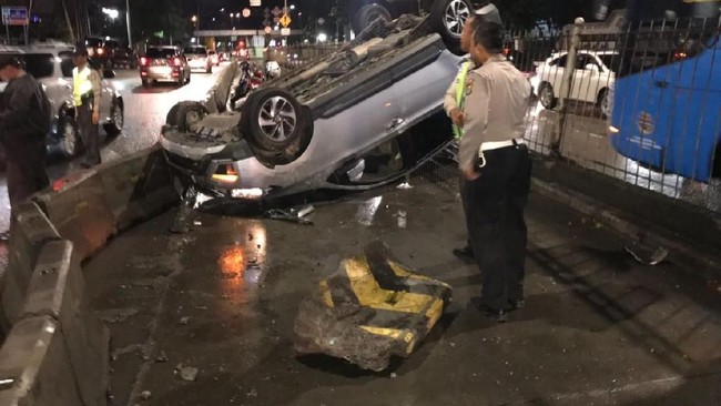 tabrak-separator-busway-minibus-terbalik-di-depan-wtc-mangga-dua