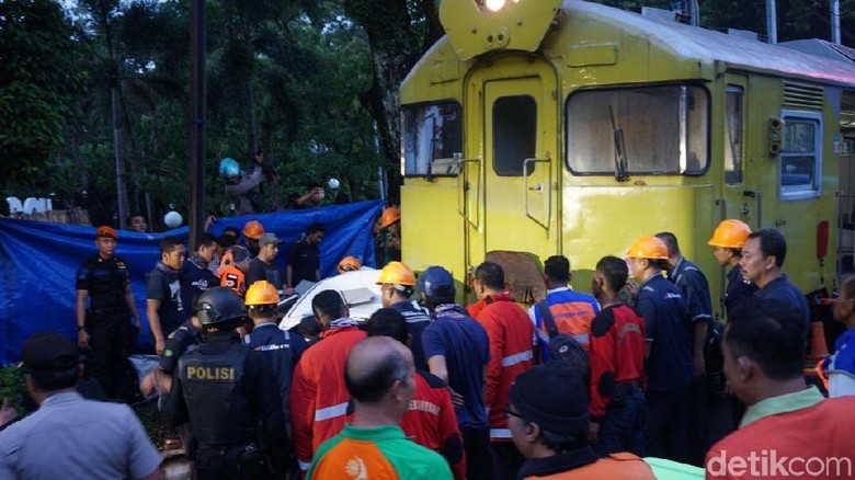 tabrakan-mobil-sempat-terjepit-di-bawah-ka-batara-kresna-di-solo
