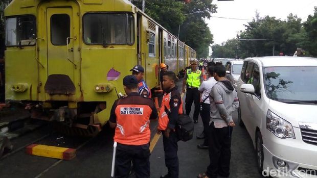 Tabrakan, Mobil Sempat Terjepit di Bawah KA Batara Kresna di Solo