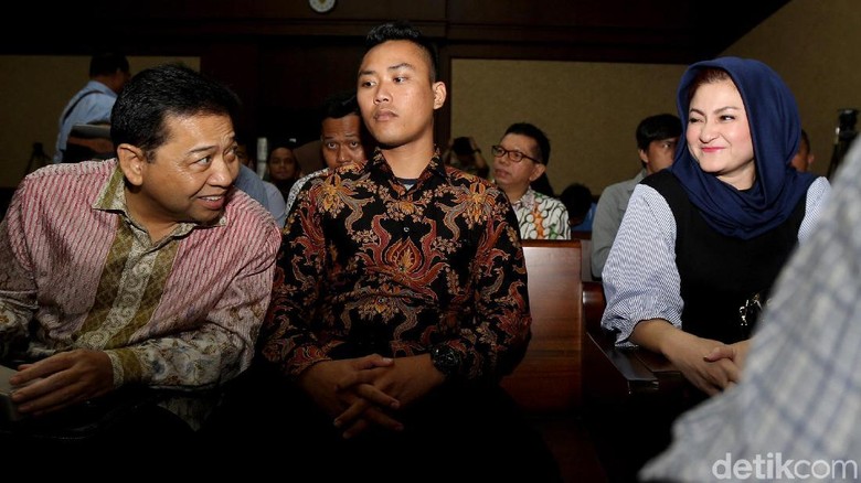 Tingkah Novanto di Sidang Sebelum Vonis: Tidur hingga Menangis