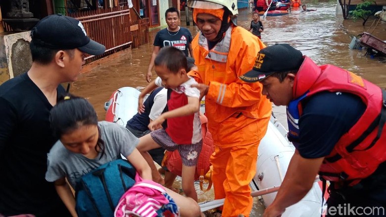 petugas-damkar-bantu-evakuasi-korban-banjir-di-rawa-jati-jaksel