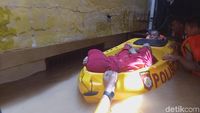 Kasihan, Nenek Ini Terjebak Banjir dan Dievakuasi Pakai Perahu Karet