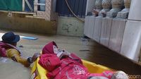 Kasihan, Nenek Ini Terjebak Banjir dan Dievakuasi Pakai Perahu Karet