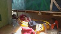Kasihan, Nenek Ini Terjebak Banjir dan Dievakuasi Pakai Perahu Karet