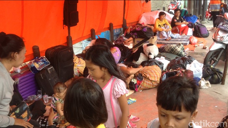 Mengungsi di Trotoar, Korban Banjir di Cililitan Berharap Bantuan