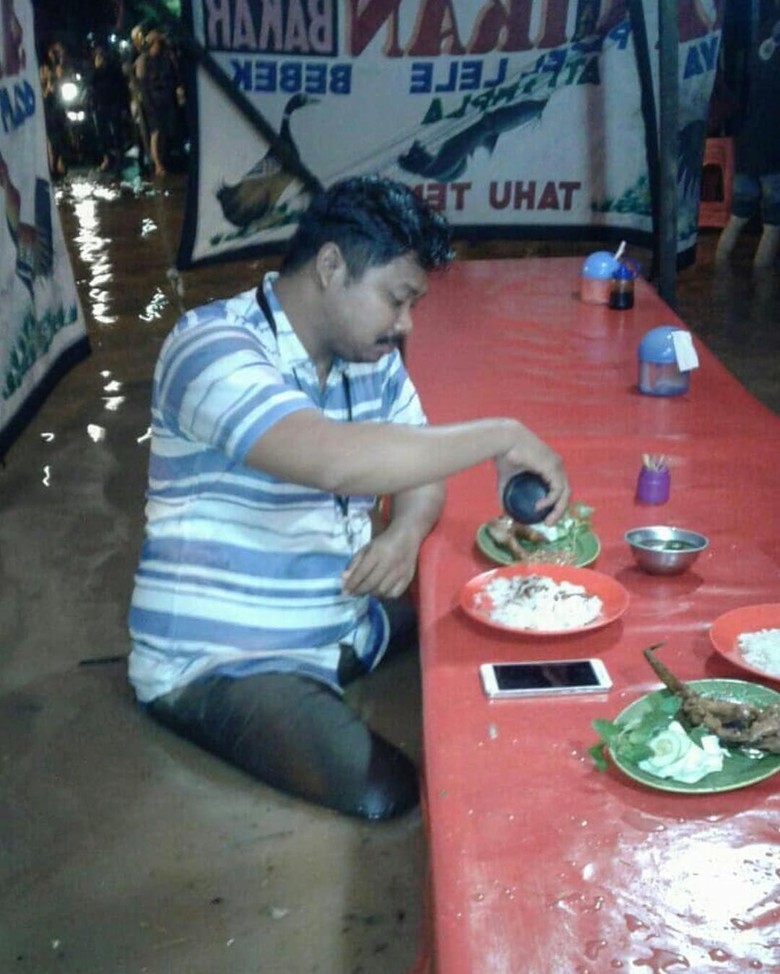 Sosoknya Viral, Ini Pria yang Lahap Makan di Warung Pecel Lele Saat Banjir