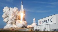 falcon-heavy-roket-terkuat-milik-elon-musk-berhasil-diluncurkan