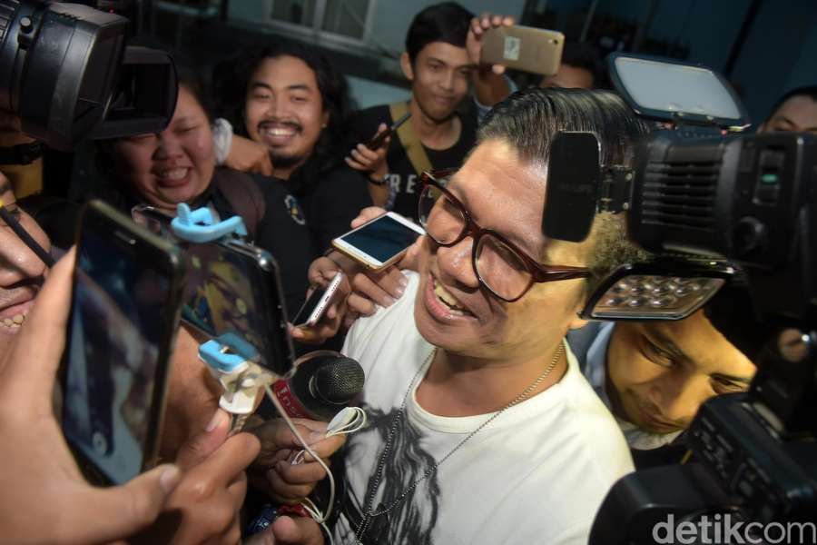 Duh, Pramugari Cantik Teman Andhika 'Kangen Band' Kok Kabur ???