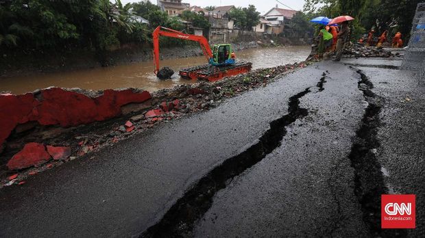 Jalan Retak di Matraman Tak Boleh Dilintasi Kendaraan