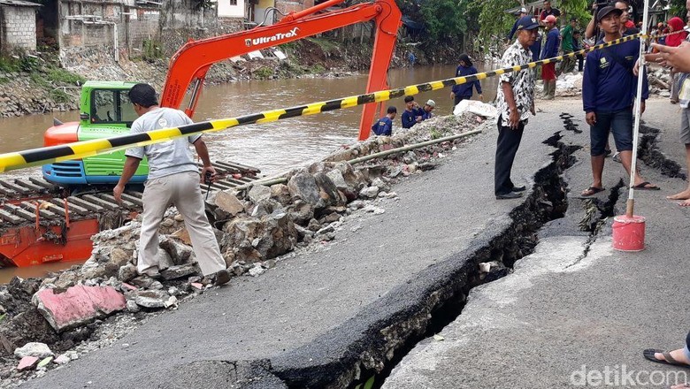Khawatir Retakan Jalan di Kp Berlan, Warga Sampai Tak Bisa Tidur