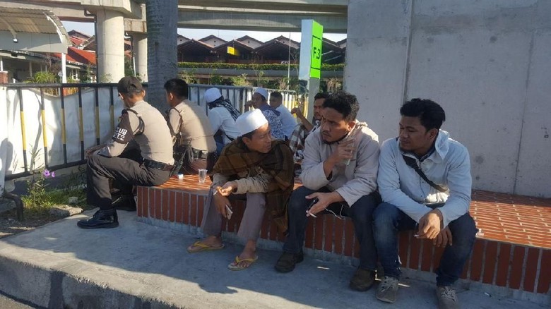 Foto: Habib Rizieq Batal Pulang, Massa Sempat Berkumpul di Bandara