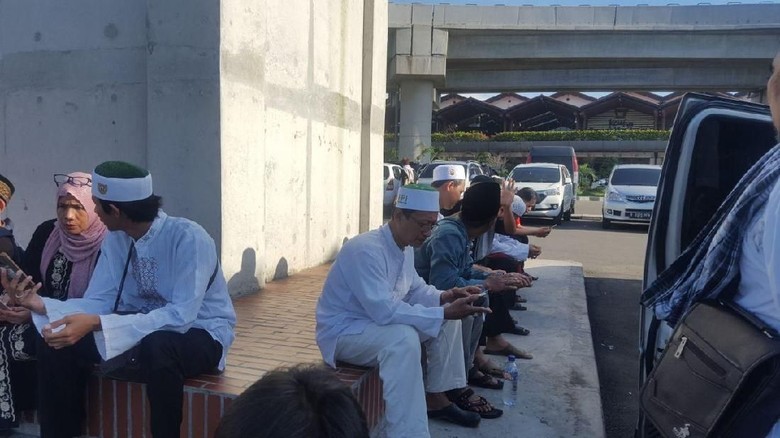 Foto: Habib Rizieq Batal Pulang, Massa Sempat Berkumpul di Bandara