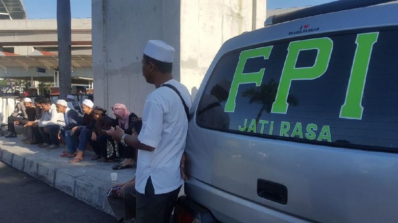 Foto: Habib Rizieq Batal Pulang, Massa Sempat Berkumpul di Bandara