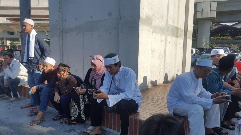 Foto: Habib Rizieq Batal Pulang, Massa Sempat Berkumpul di Bandara