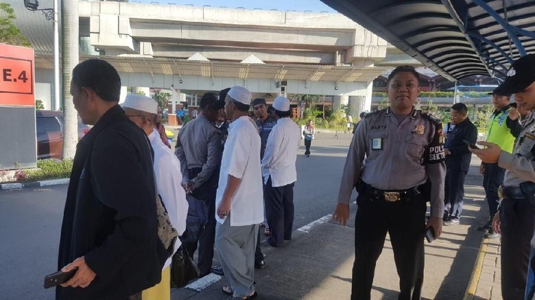 Foto: Habib Rizieq Batal Pulang, Massa Sempat Berkumpul di Bandara
