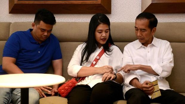 jokowi-akui-rindu-iriana-usai-tonton--dilan-1990
